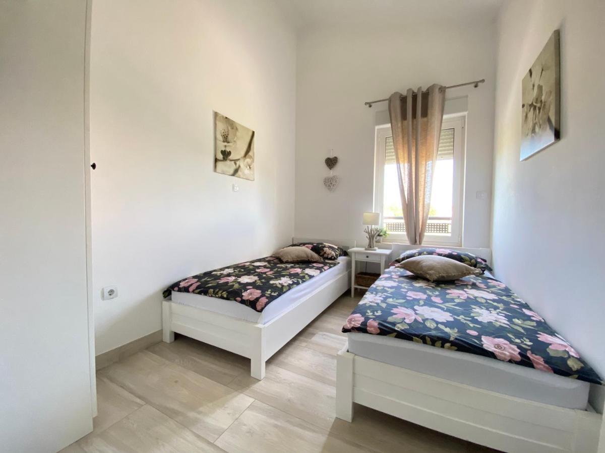 Villa Divina With Private Heated Pool Pula Bagian luar foto